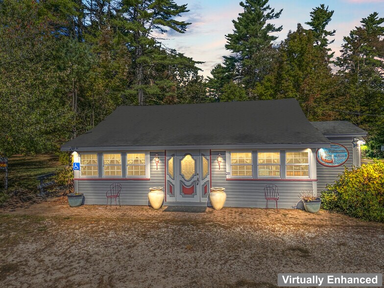 251 N High St, Bridgton, ME à vendre - Photo du bâtiment - Image 1 de 10