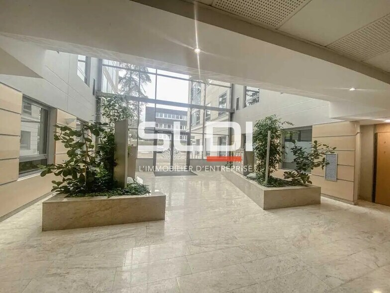 Office in Limonest for sale - Lobby - Image 2 of 4