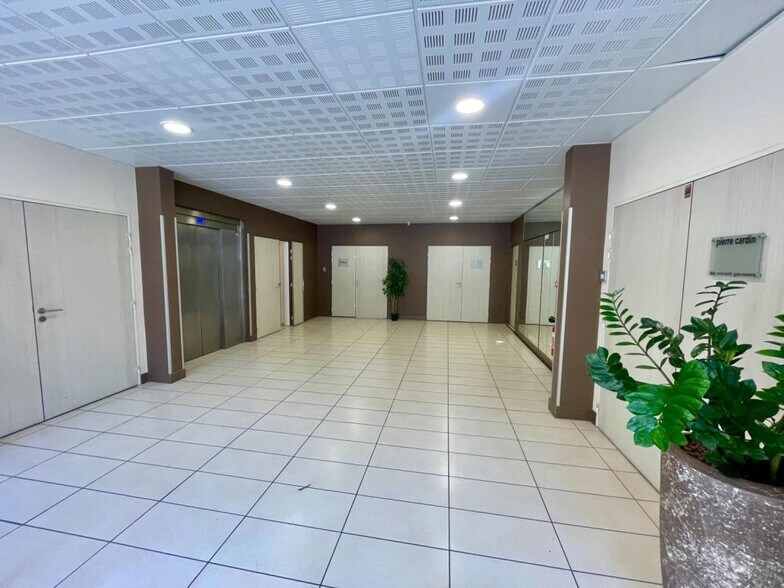 595 Rue Pierre Berthier, Aix-en-Provence à louer - Hall d’entrée - Image 3 de 20