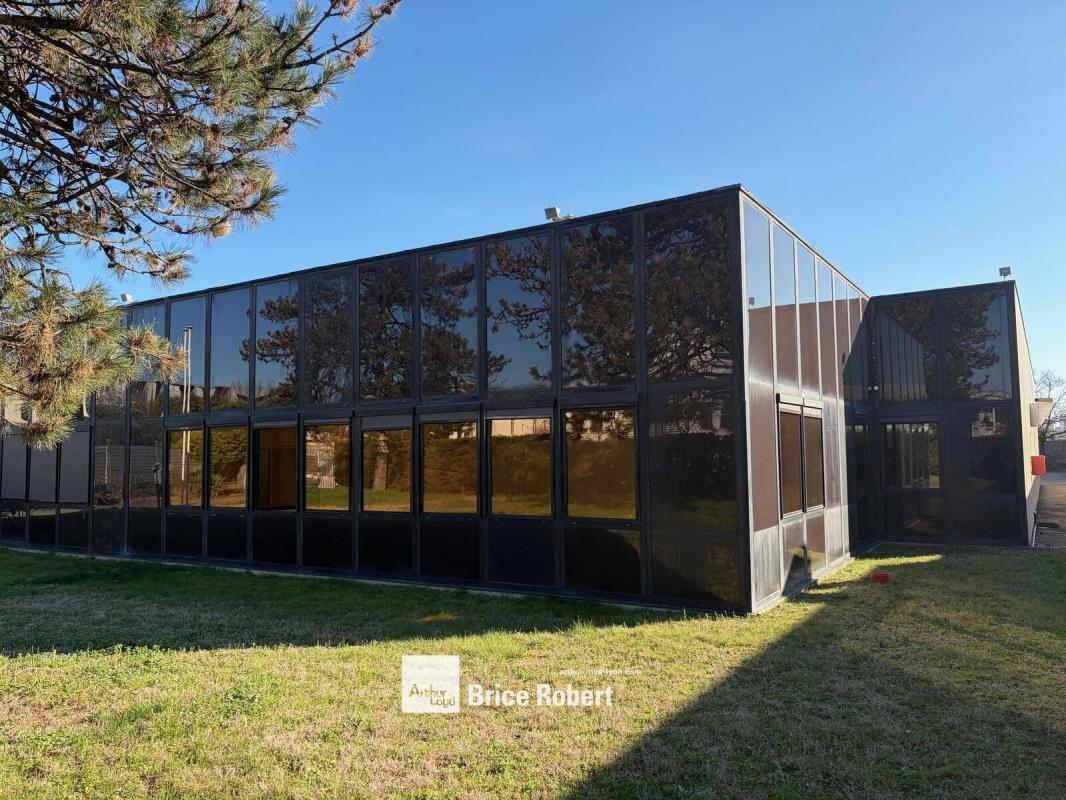 52 Rue Alexandre Dumas, Vaulx-en-Velin for lease Building Photo- Image 1 of 8
