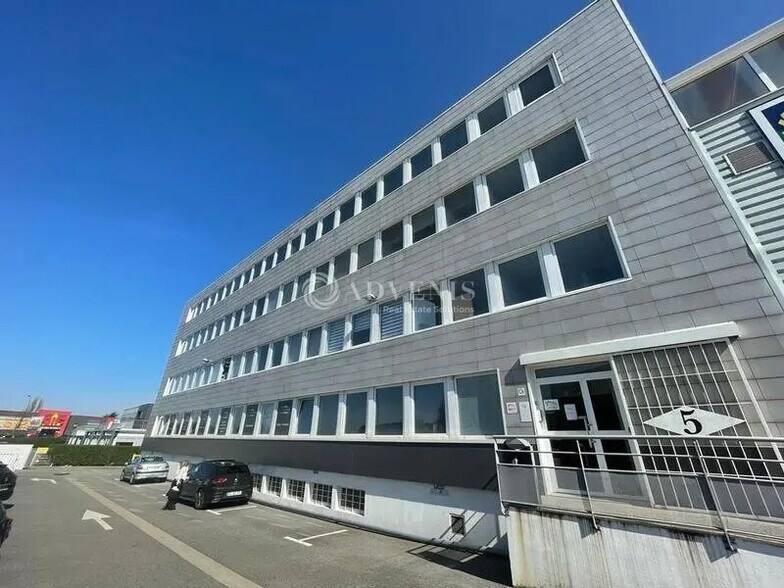 5 Rue Des Frères Lumière, Plaisir à louer - Photo du bâtiment - Image 1 de 10