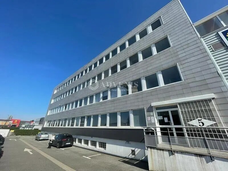 5 Rue Des Frères Lumière, Plaisir à louer Photo du bâtiment- Image 1 de 11