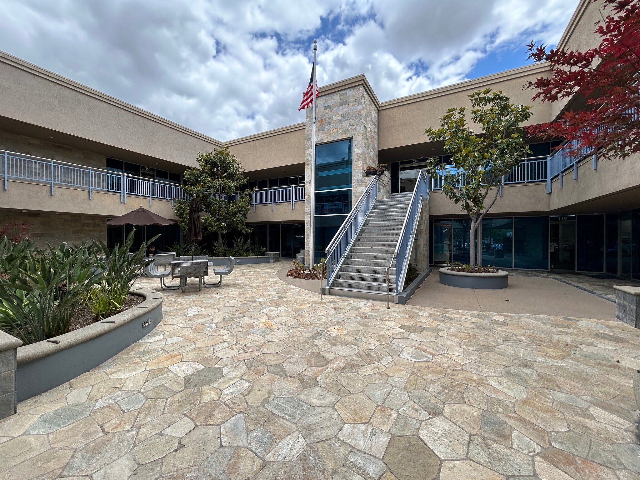 600 N Tustin Ave, Santa Ana, CA à louer Photo du bâtiment- Image 1 de 6