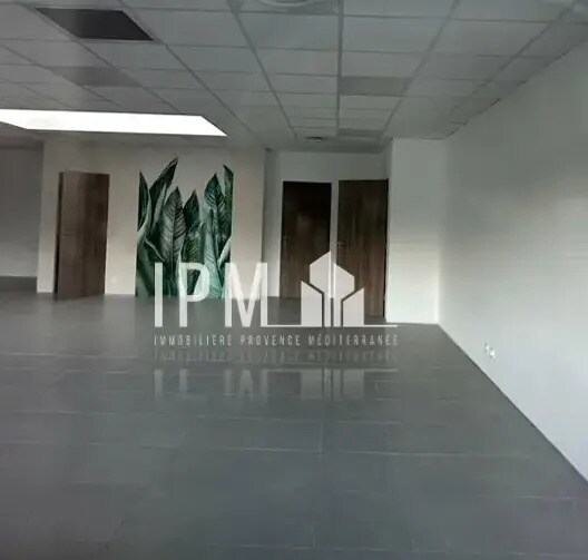 Retail in Roquevaire for lease - Interior Photo - Image 3 of 5