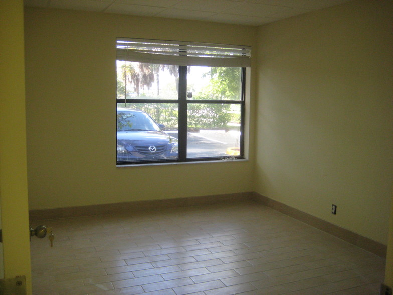 2840 NW 2nd Ave, Boca Raton, FL for lease - Building Photo - Image 3 of 8