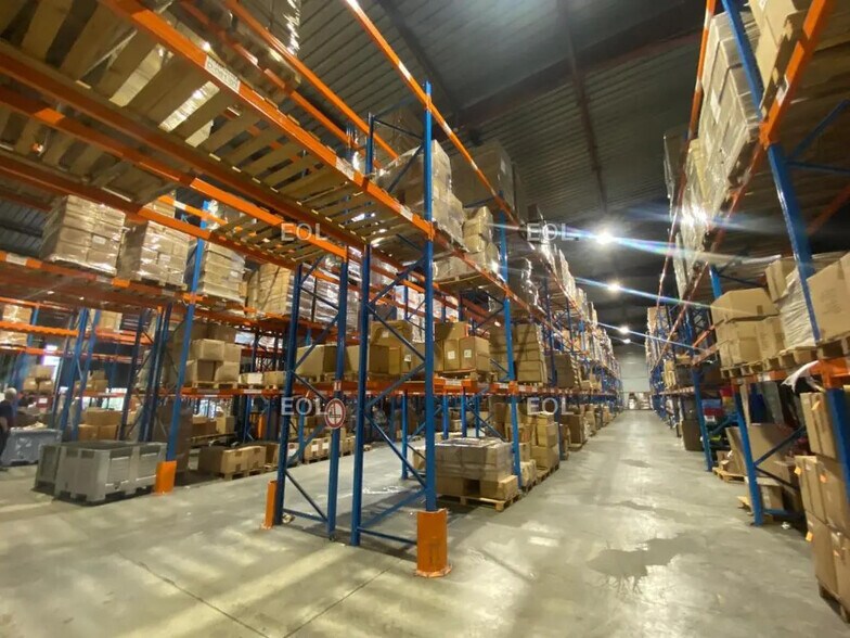 Industrial in Émerainville for lease - Interior Photo - Image 1 of 11