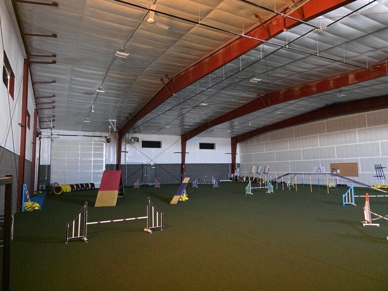 2060 N Commercial Ave, Pasco, WA for lease - Interior Photo - Image 3 of 7