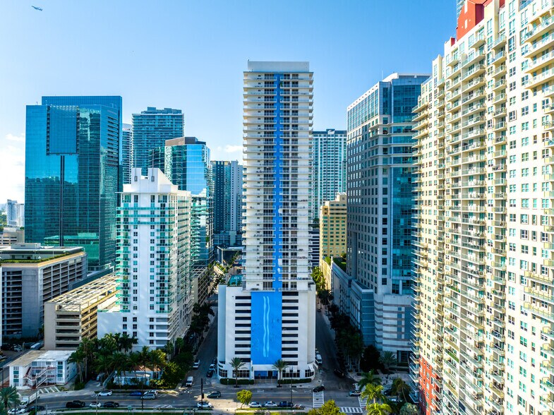 1200 Brickell Bay Dr, Miami, FL à louer - Photo du bâtiment - Image 2 de 4