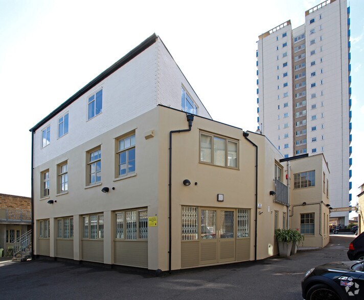 Stephendale Rd, Londres à louer - Photo du bâtiment - Image 2 de 16