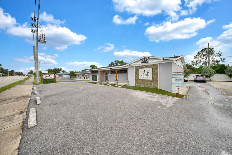 2130 W Bay Dr, Largo, FL à vendre - Photo du bâtiment - Image 2 de 21