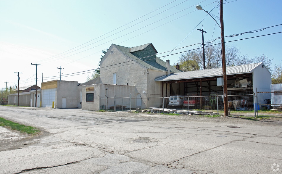 2409 Amelia Ave, Scranton, PA for lease - Primary Photo - Image 1 of 4