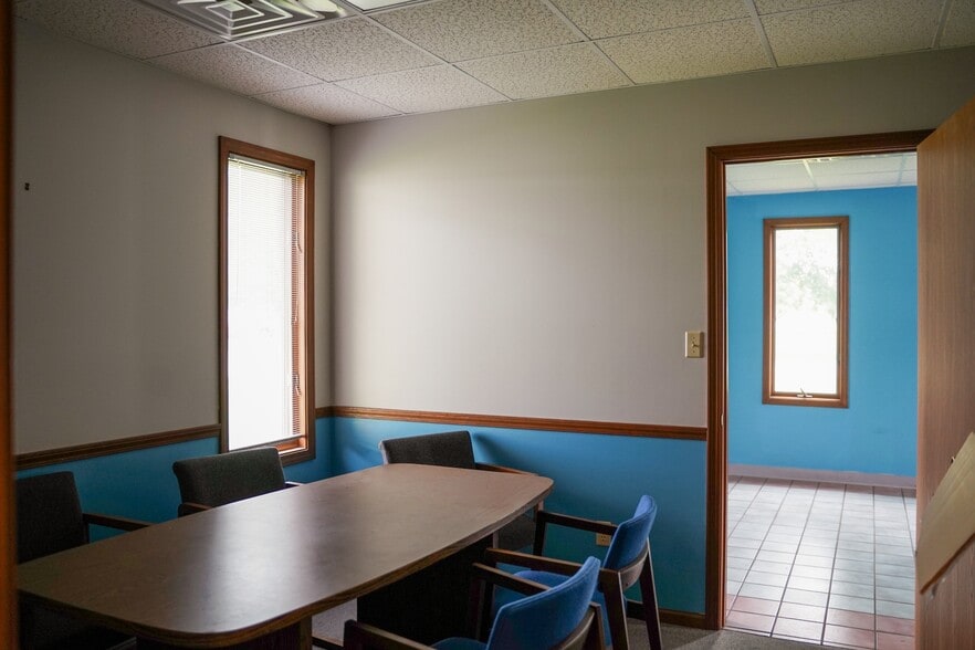 2605 Alma Ave, Fort Wayne, IN for lease - Interior Photo - Image 2 of 9