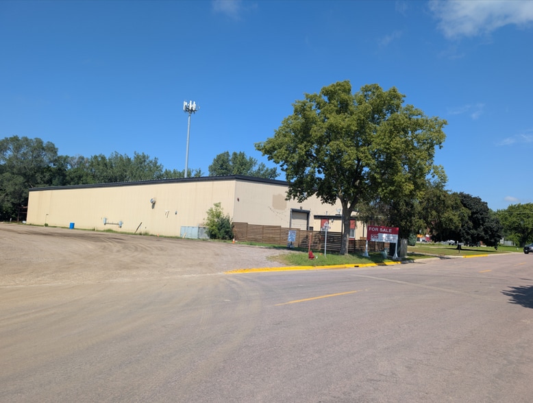 1119 Center St, North Mankato, MN for sale - Building Photo - Image 3 of 15