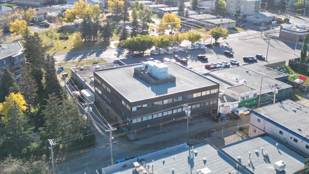 68-7930 Bowness Rd NW, Calgary, AB à louer - Photo du bâtiment - Image 3 de 3
