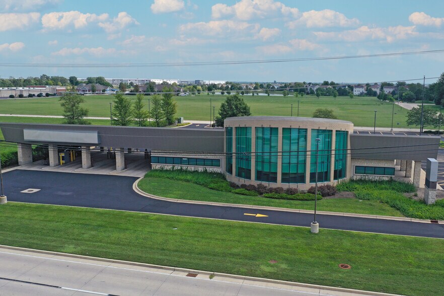 16051 Weber Rd, Crest Hill, IL à louer - Photo du bâtiment - Image 2 de 6
