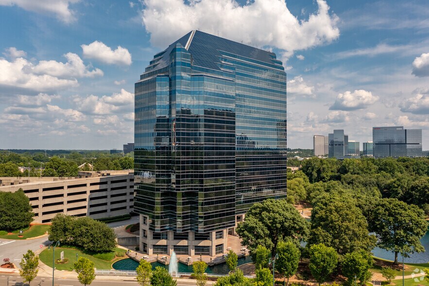 7000 Central Pky NE, Atlanta, GA à louer - Photo du bâtiment - Image 2 de 5