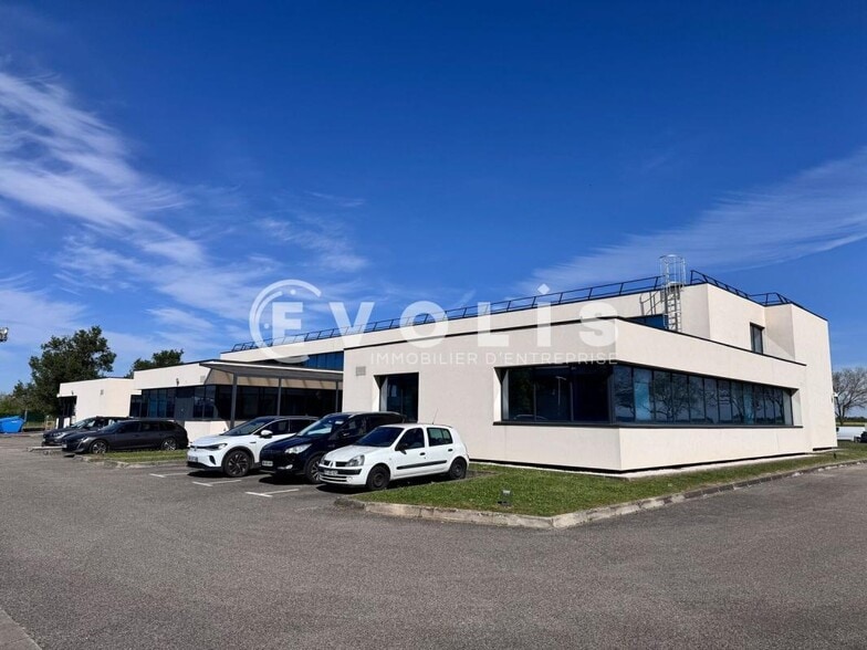 3 Allee Des Droits De L'Homme, Bron à louer - Photo du bâtiment - Image 3 de 9