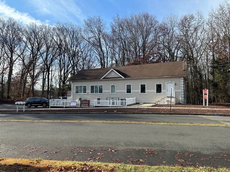 61 Pease Rd, Manalapan Township, NJ à vendre - Photo du bâtiment - Image 2 de 8