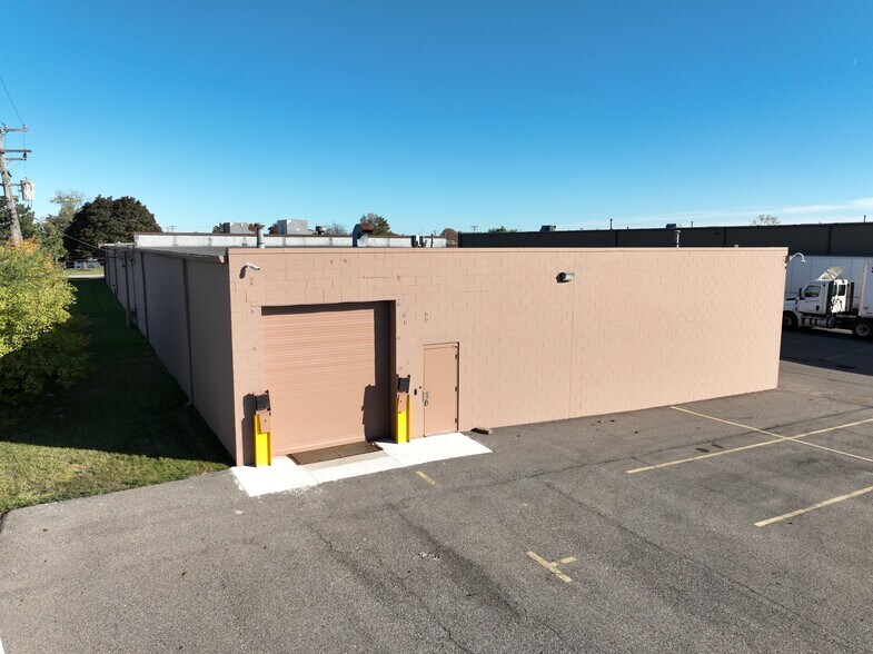 375 Robbins Dr, Troy, MI à vendre - Photo du bâtiment - Image 3 de 6