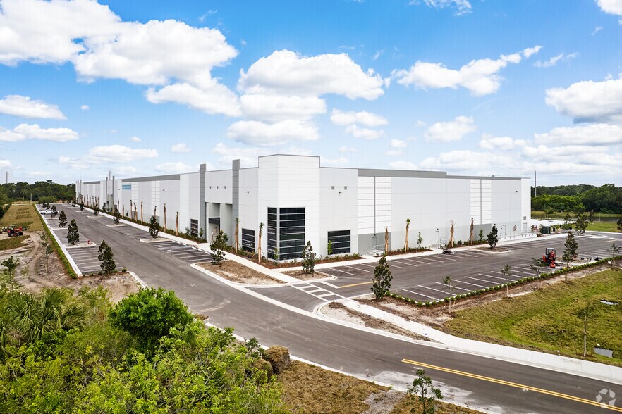 6939 Ltc Pky, Port Saint Lucie, FL à vendre - Photo du bâtiment - Image 2 de 4