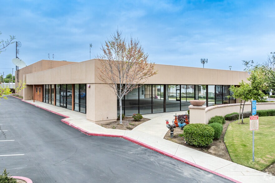 700 E Mineral King Ave, Visalia, CA à louer - Photo du bâtiment - Image 3 de 8