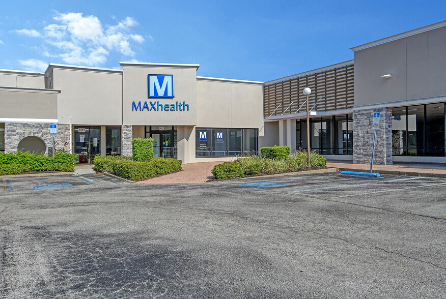 7409-7461 Manatee Ave W, Bradenton, FL à vendre - Photo du bâtiment - Image 2 de 2