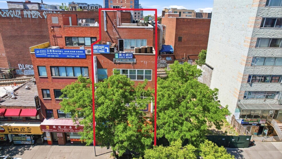 136-21 41st Ave, Flushing, NY à vendre - Photo du bâtiment - Image 2 de 56