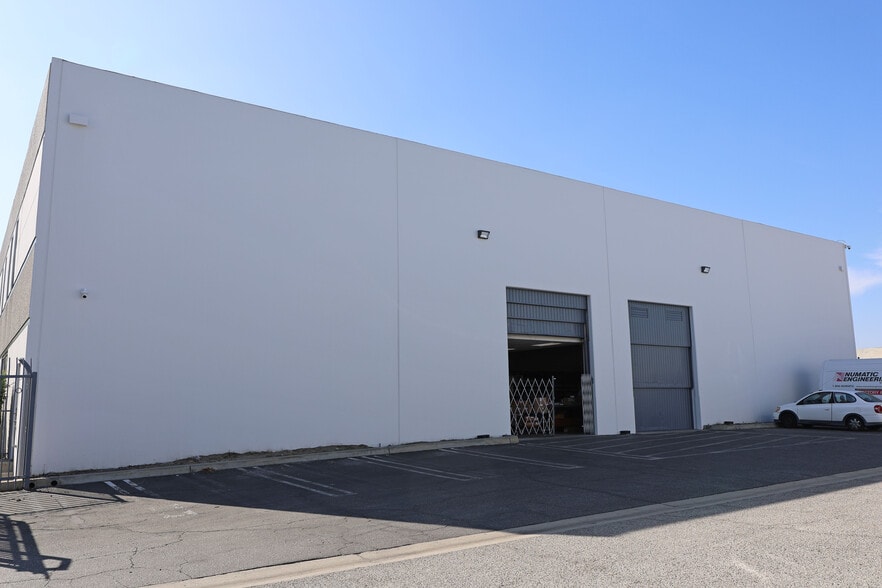 7915-7919 Ajay Dr, Sun Valley, CA for lease - Building Photo - Image 3 of 9