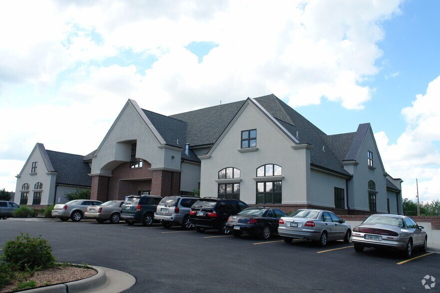 12221 E Central Ave, Wichita, KS for lease - Primary Photo - Image 1 of 4