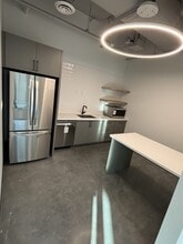 889 Howell Mill Rd, Atlanta, GA à louer Photo du bâtiment- Image 2 de 5