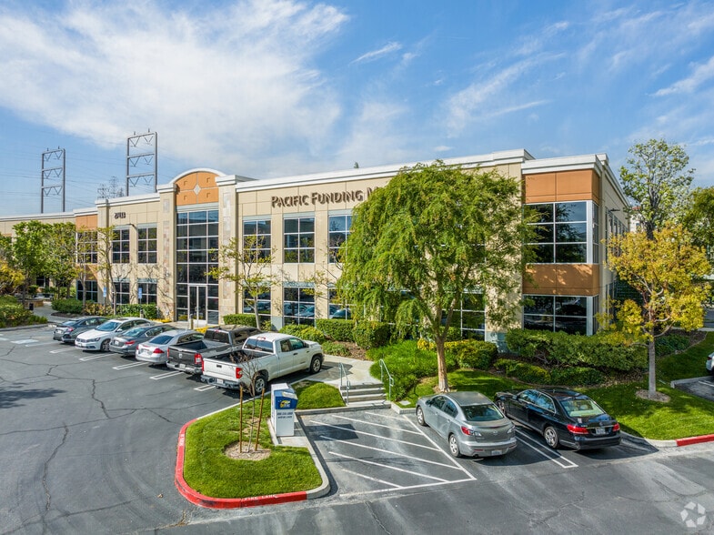 27433 Tourney Rd, Valencia, CA for lease - Building Photo - Image 2 of 21