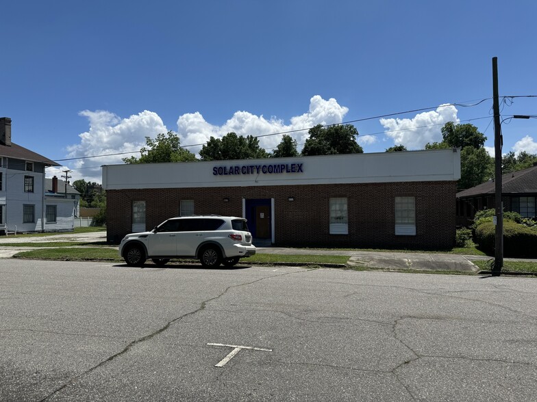 211 W Cronly St, Laurinburg, NC for sale - Building Photo - Image 2 of 10