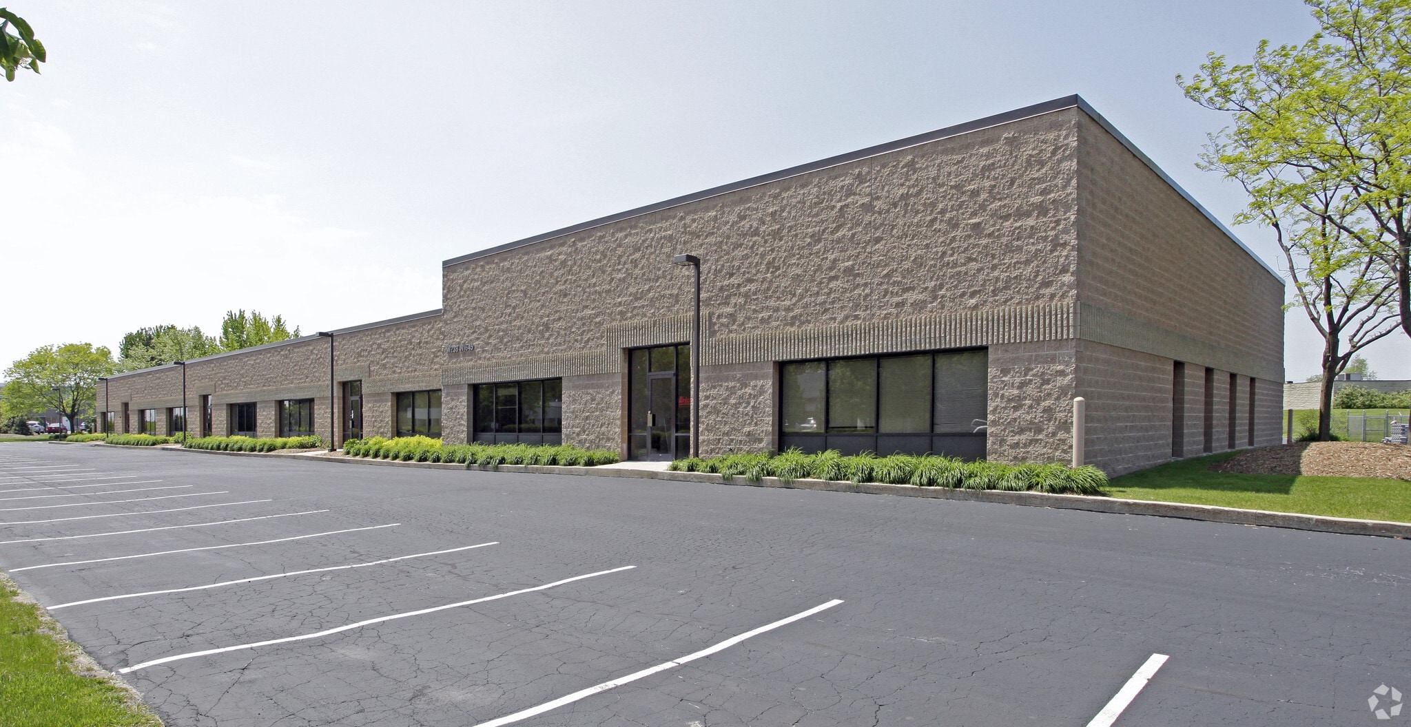 W238N1645 Rockwood Dr, Waukesha, WI à vendre Photo principale- Image 1 de 4