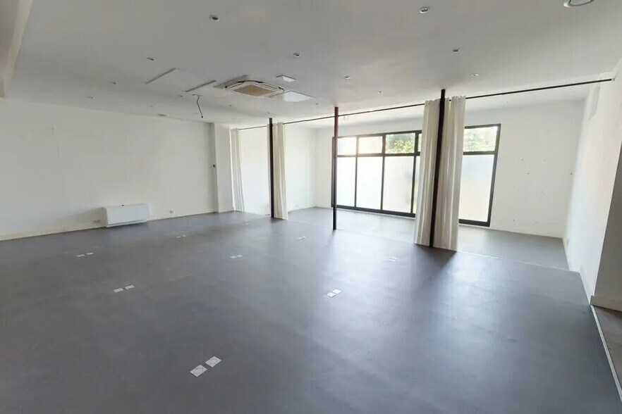 Retail in Nice for lease - Interior Photo - Image 3 of 7