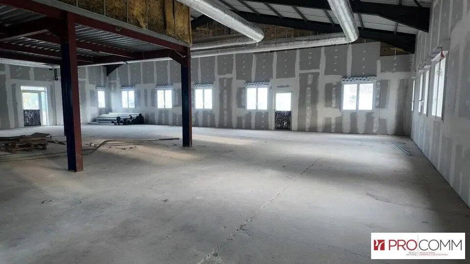 Retail in Chartres for lease Building Photo- Image 1 of 5