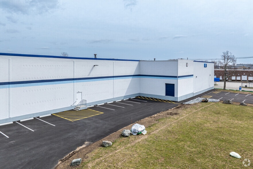 12 Industrial Way, Wilmington, MA à vendre - Photo du bâtiment - Image 2 de 6