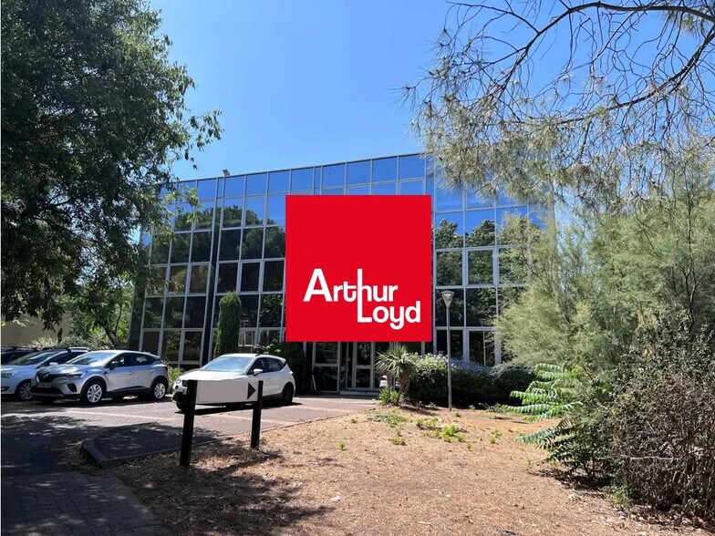 Office in Marseille for lease - Building Photo - Image 1 of 6