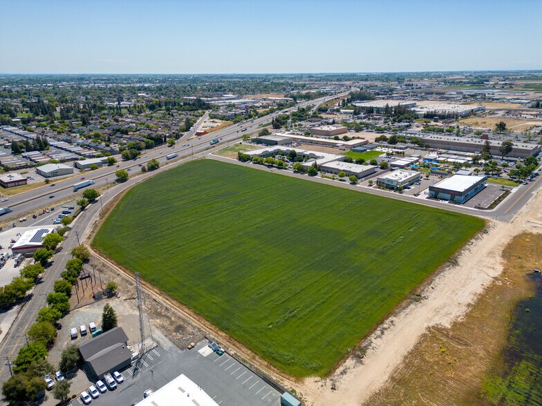531 N Walnut Rd, Turlock, CA à vendre - Photo du bâtiment - Image 3 de 7