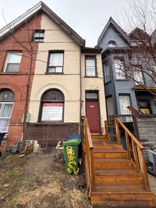 Plus de détails pour 646 Gerrard St E, Toronto, ON - Bureau/Commerce de détail à louer