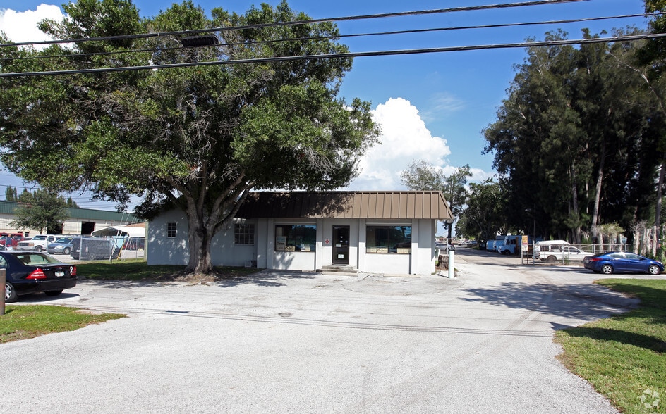 12841 66th St N, Largo, FL à vendre - Photo du bâtiment - Image 3 de 4