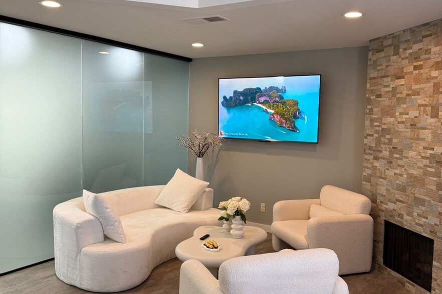 207 W Alameda Ave, Burbank, CA for sale - Interior Photo - Image 2 of 26