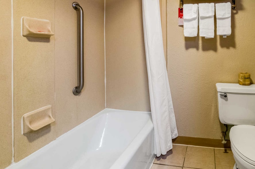 1710 Main St, Winfield, KS for sale - Interior Photo - Image 2 of 5