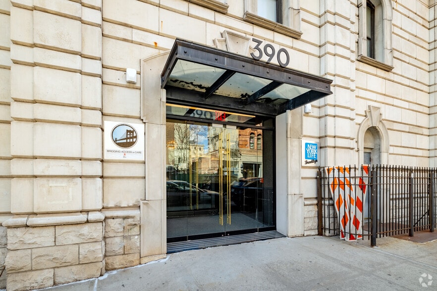 390 Berry St, Brooklyn, NY for lease - Building Photo - Image 2 of 5