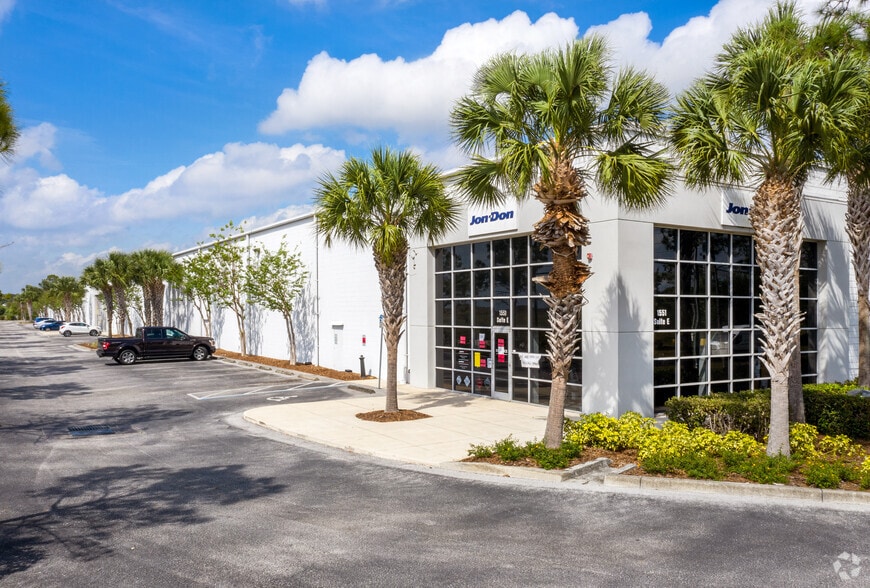 1551 102nd Ave N, Saint Petersburg, FL à louer - Photo du bâtiment - Image 3 de 8
