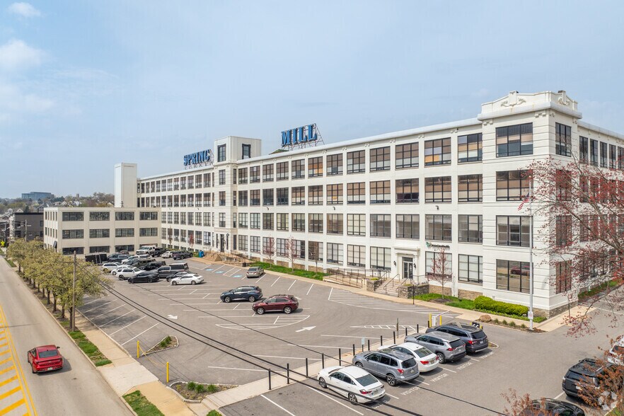 555 E North Ln, Conshohocken, PA à louer - Photo du bâtiment - Image 2 de 2