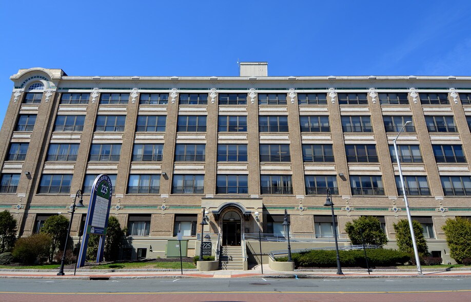 225 N Main St, Bristol, CT à louer - Autre - Image 1 de 6