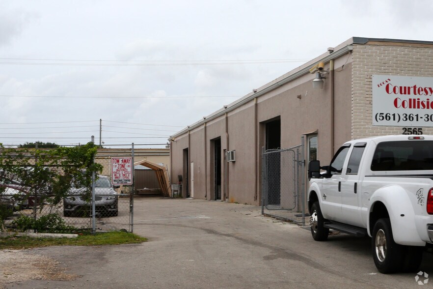 2565 NW 1st Ave, Boca Raton, FL à louer - Photo du bâtiment - Image 3 de 3
