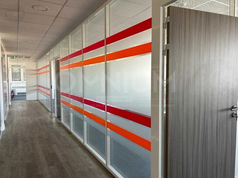 Flex in Bron for lease - Interior Photo - Image 3 of 7