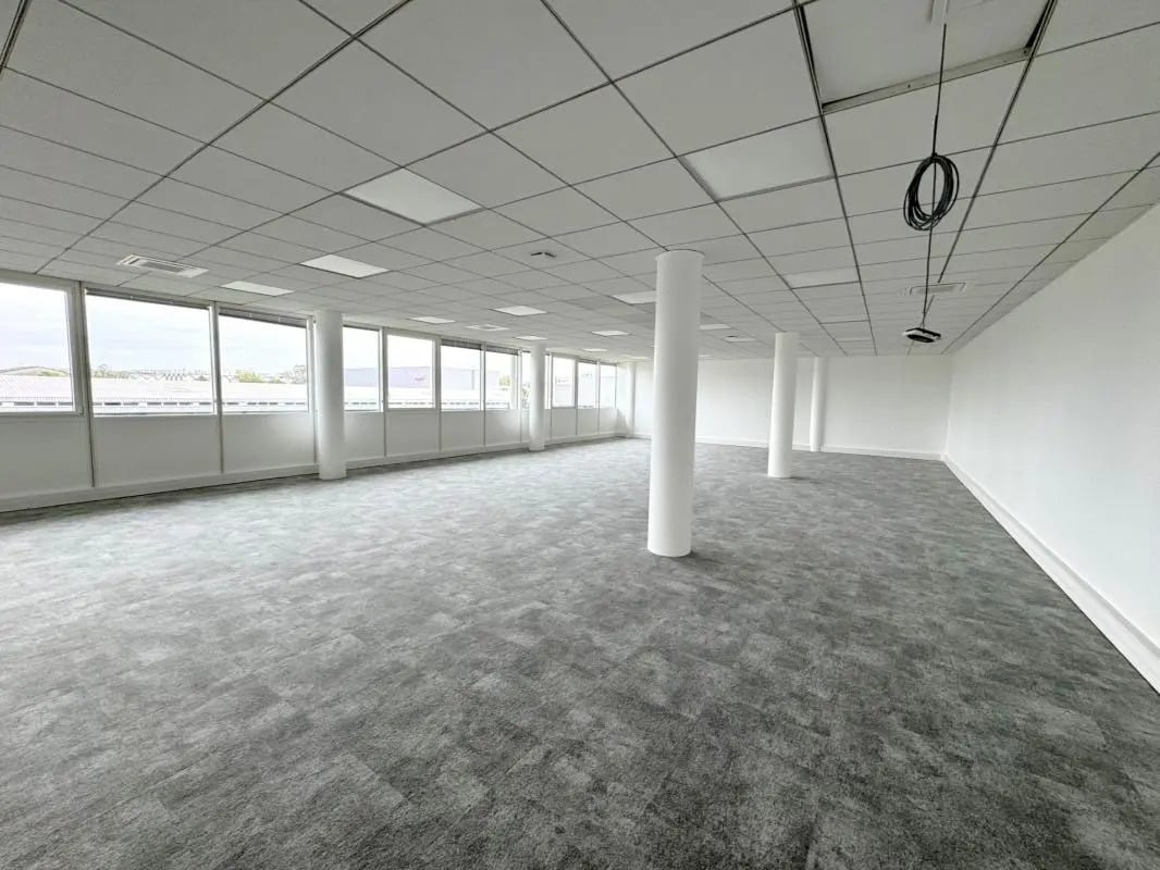 Office in Argenteuil for lease Interior Photo- Image 1 of 22