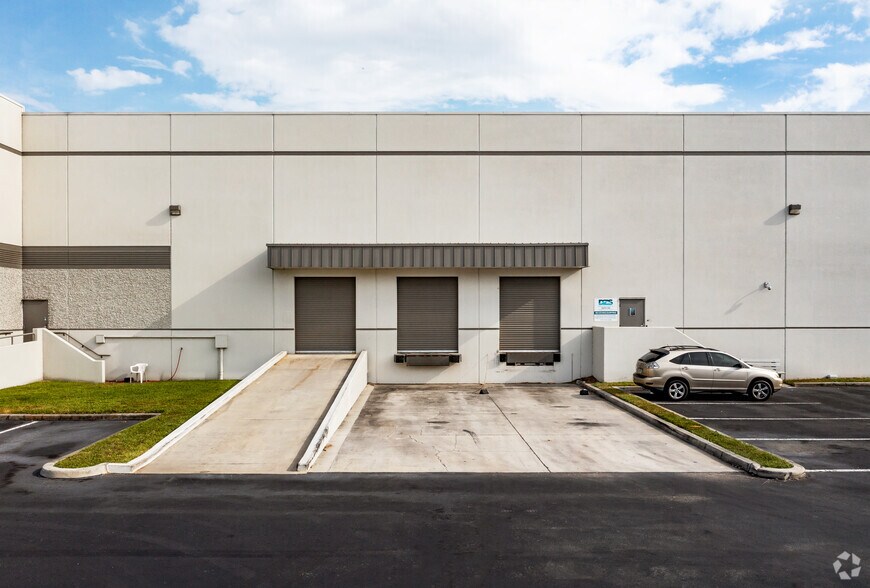 7340 Bryan Dairy Rd, Largo, FL à louer - Photo du bâtiment - Image 3 de 9
